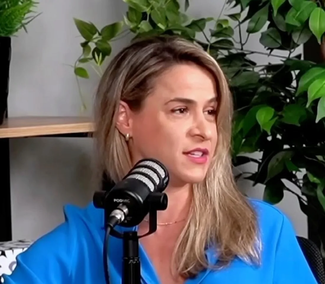 Dra. Caroline Bombardi como convidada de podcast