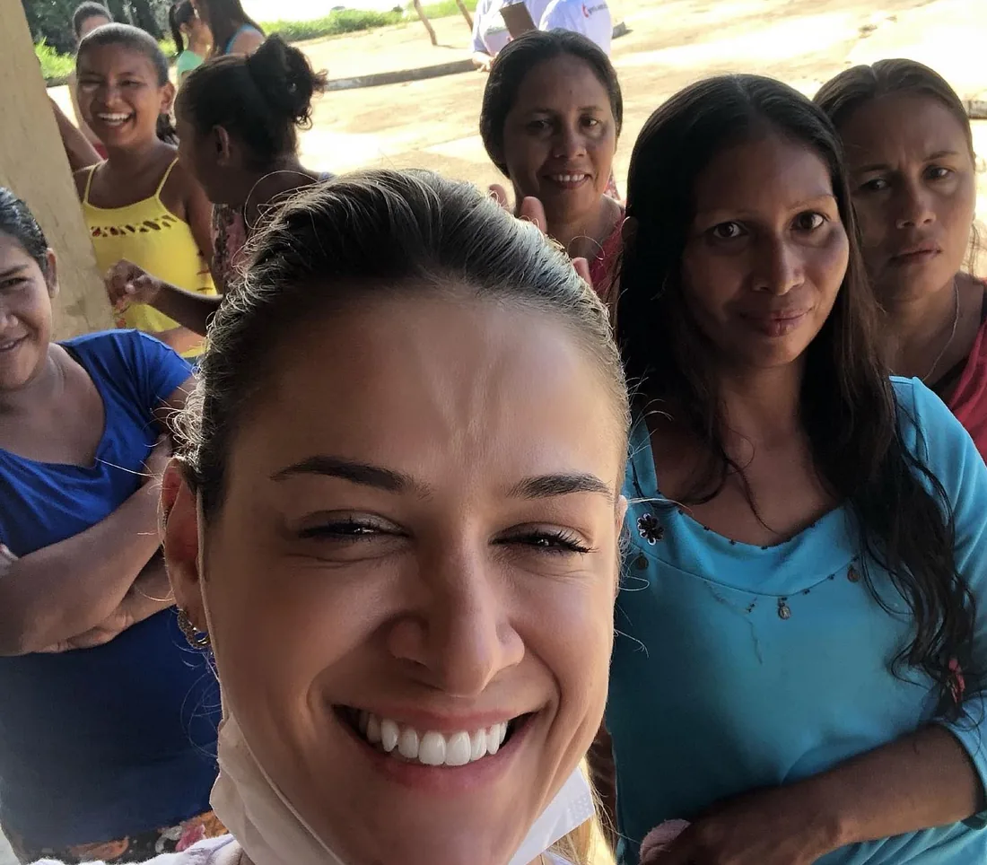 Dra. Caroline Bombardi em missão voluntária na Amazônia